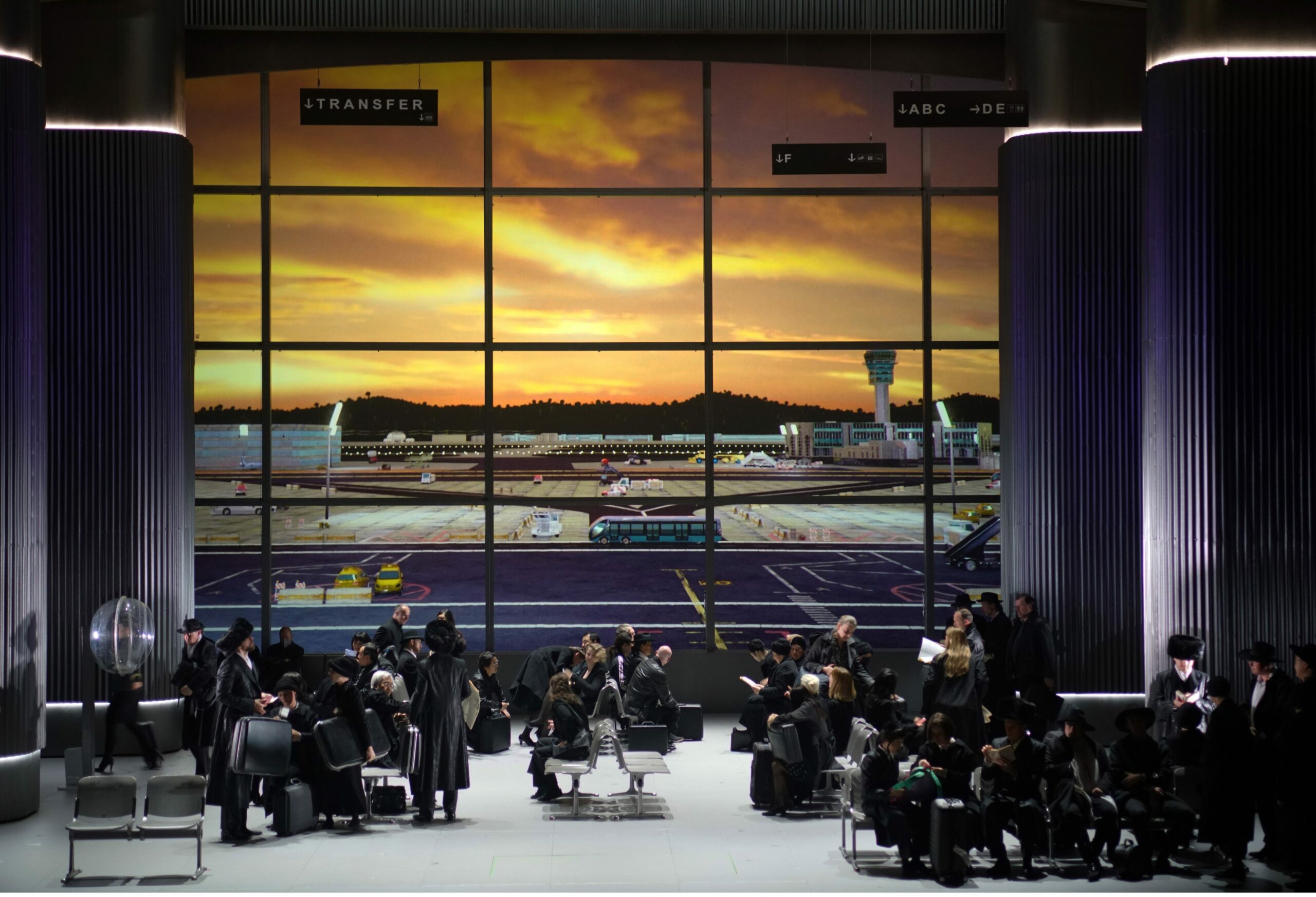 Der „Babylon“-Flughafen, bevölkert vom Chor des Hessischen Staatstheaters Wiesbaden
