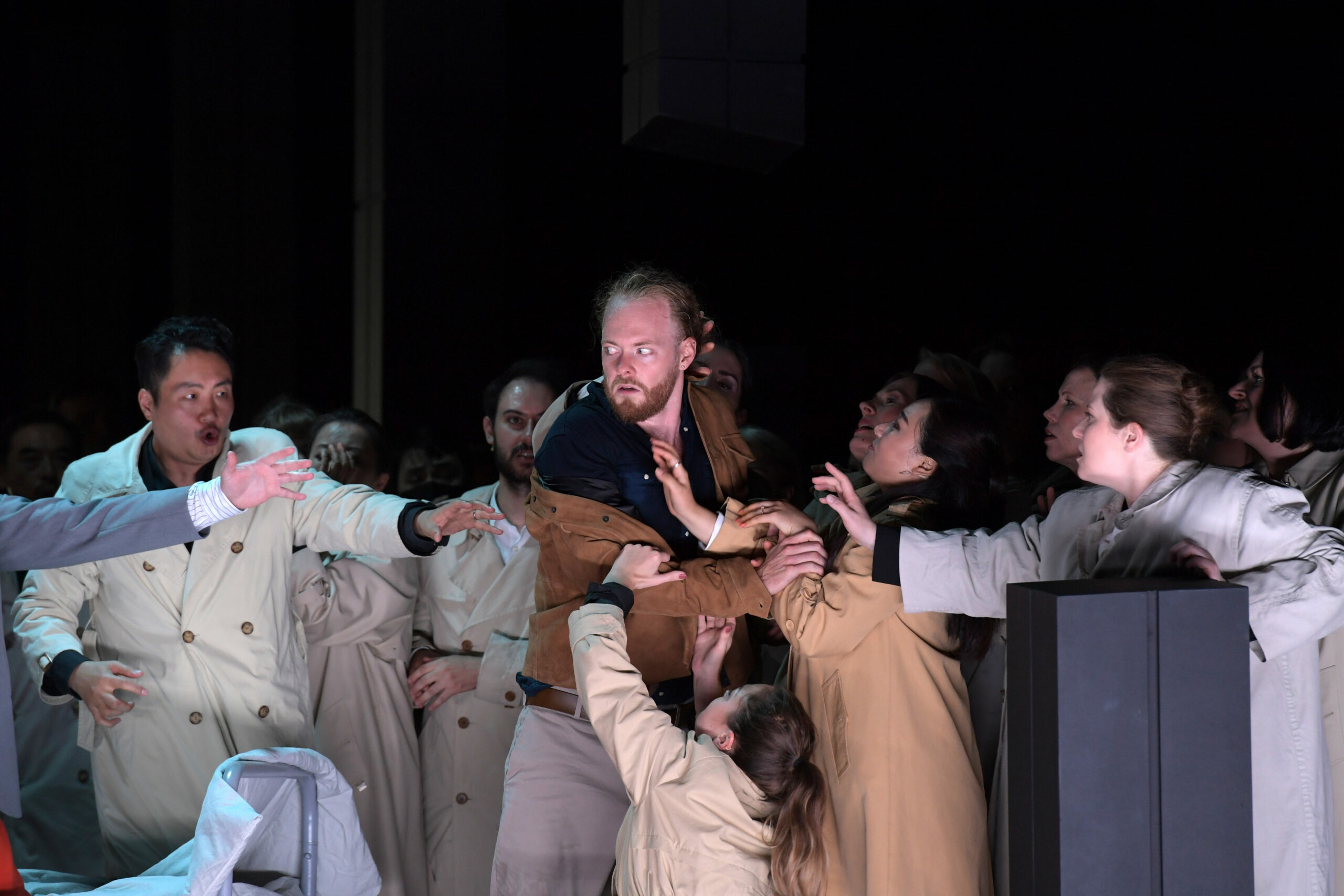 Iain McNeil (Mitte) in der Titelrolle von „Ulisse“ und der Chor der Oper Frankfurt