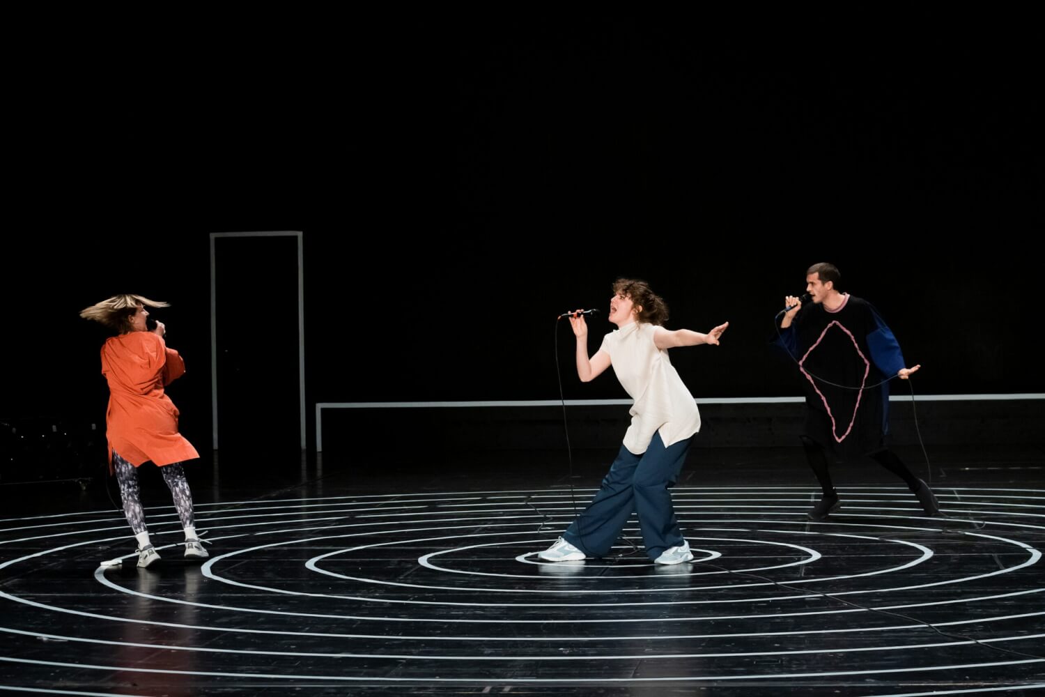 Anna Drexler, Anne Rietmeijer und William Cooper (v. l. n. r.) in „Das neue Leben“ in der Regie von Christopher Rüping am Schauspielhaus Bochum