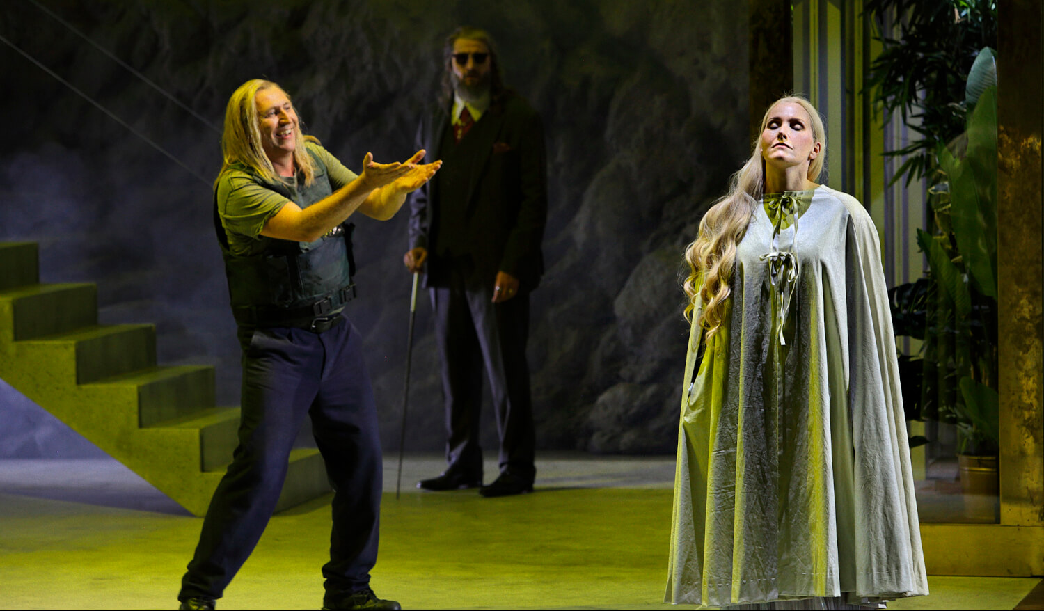 Leuchtende Liebe, lachender Tod? Andreas Schager (Siegfried), Igor Schwab (Grane) und Daniela Köhler (Brünnhilde) im neuen Bayreuther „Siegfried“