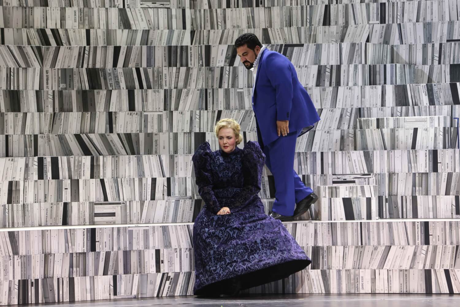 Sarah-Jane Brandon (Elisabeth)und Luis Olivars Sandoval (Don Carlo) im Bühnenbild von Katrin Connan