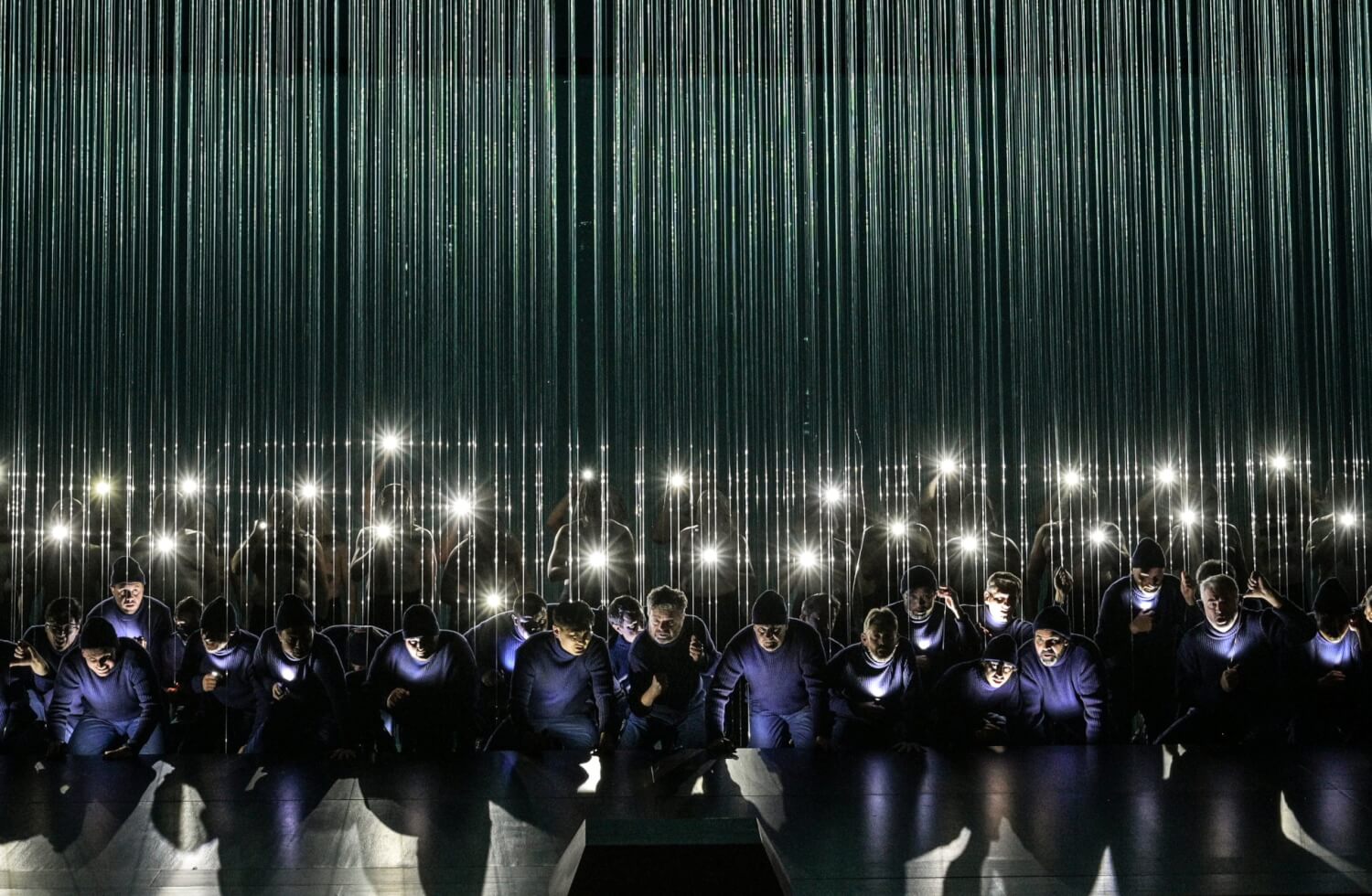 Sängerwettstreit der Matrosenchöre: Chor der Hamburgischen Staatsoper, Mitglieder des Herrenchores der Nationaloper Kyiv (Kiew). In der Mitte: Peter Hoare als Steuermann