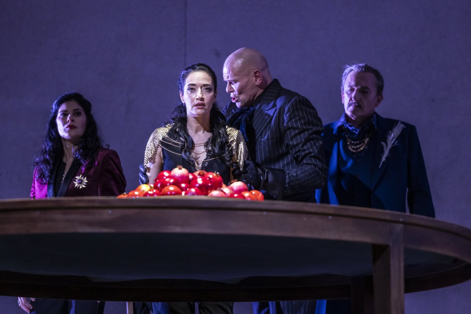 Eine verkorkste Famile und ihr Antagonist (von links): Herodias (Edna Prochnik), Salome(Evmorfia Metxaki), Jochanaan (Bo Skovhus), Herodes (Wolfgang Schwaninger)