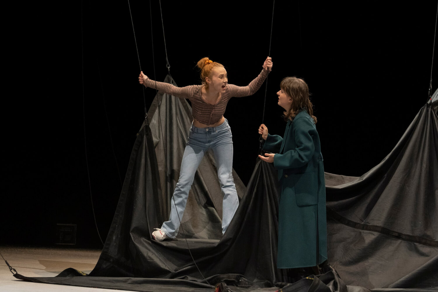 Dascha Ivanova (Daria) und Germaine Solberger (Olenka) in „Hundepark“