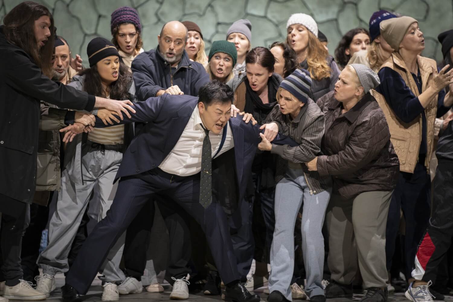 Elias (Kihun Yoon, im Anzug) und der Chor des Staatstheaters Oldenburg