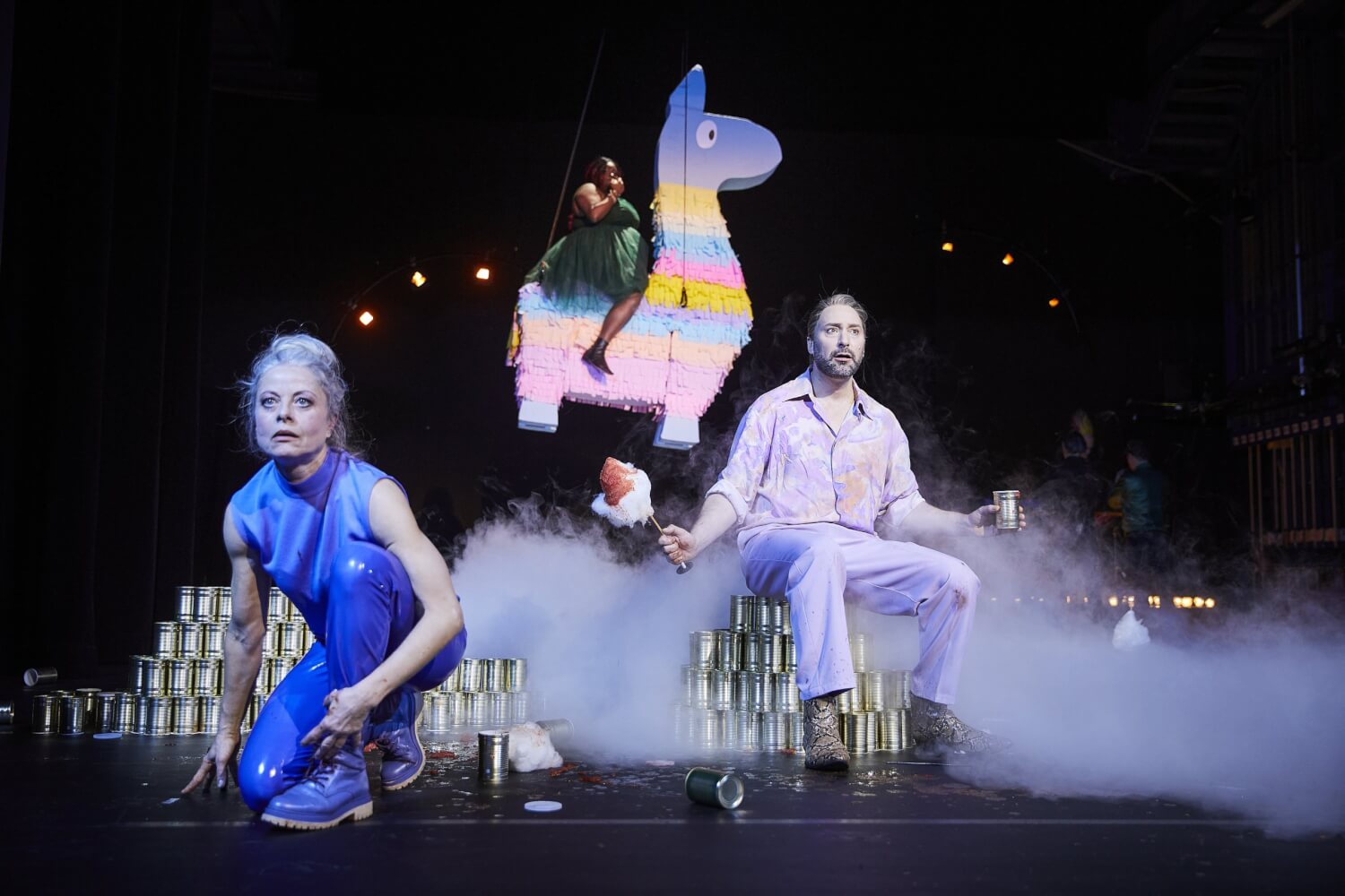 Der Krieg ist bunt am Theater Lübeck: Astrid Färber, Samantha Ritzinger und Henning Sembritzki in Maya Arad Yasurs „Bomb“, inszeniert von Sapier Heller.