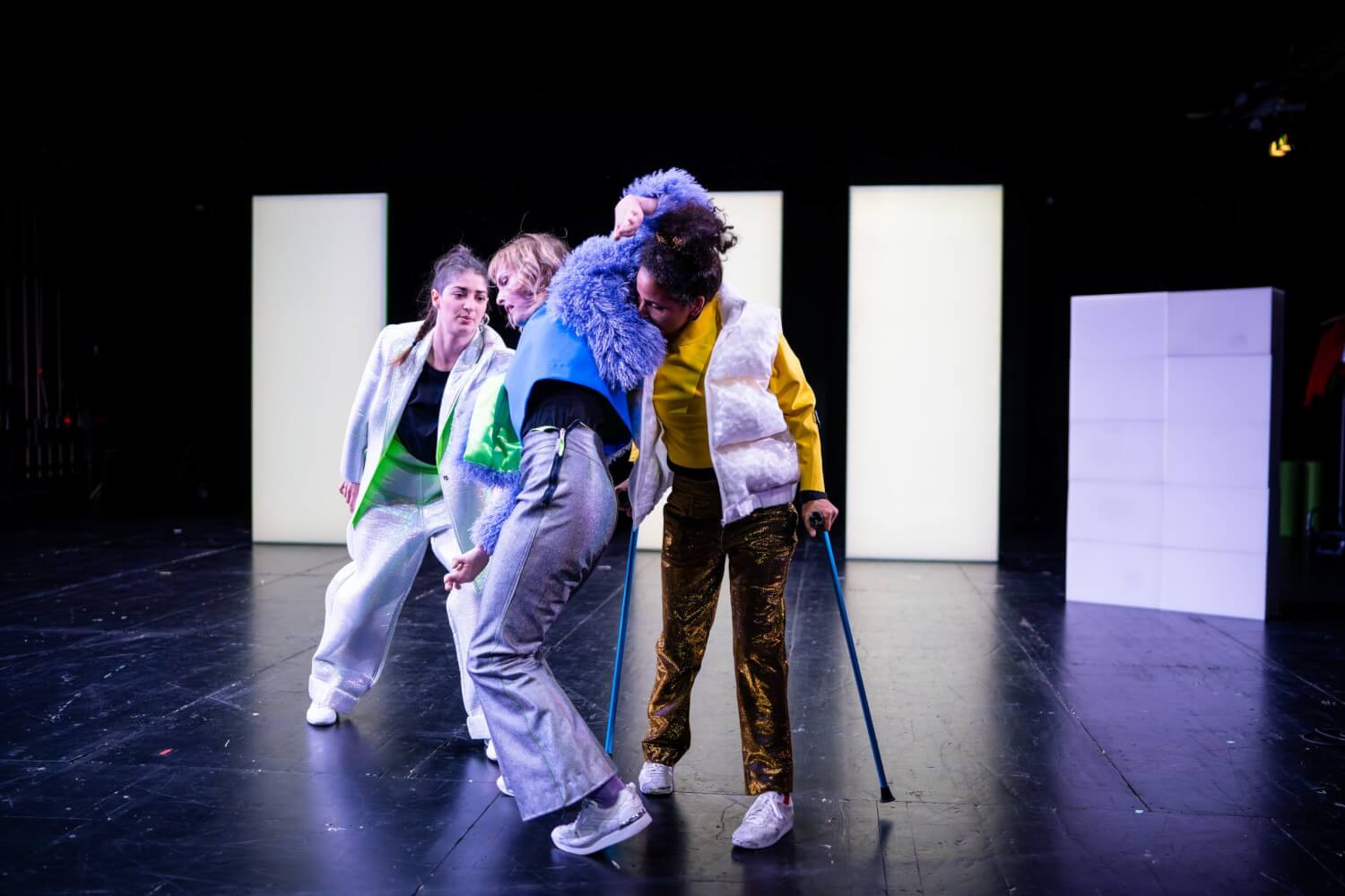 Victoria Antonova, Alice Giuliani und Laila White in "Zer-brech-lich" an der Staatsoper Hannover