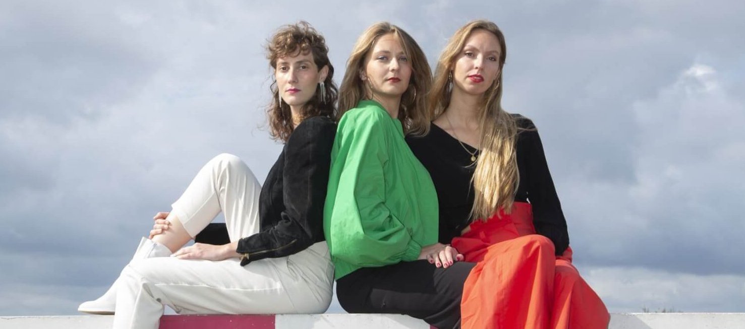 Glossy Pain beim Covershooting auf dem Tempelhofer Feld: Angelika Schmidt (weiße Hose), Katharina Stoll (grüne Jacke), Riad Knight (rote Hose)