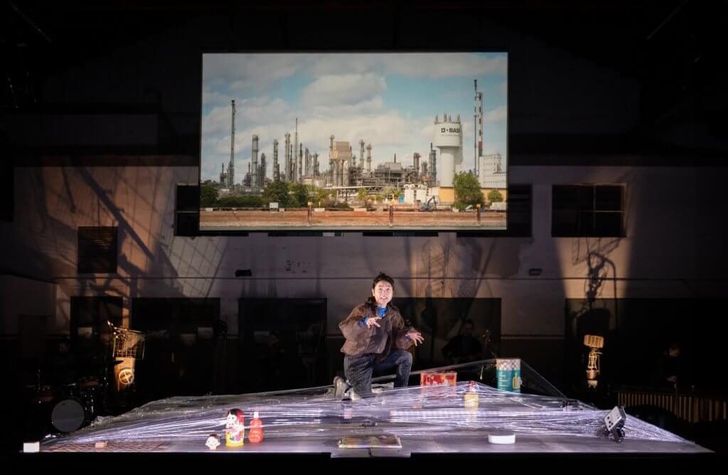 „Chemie gibt Brot, Wohlstand und Schönheit“ am Jungen Nationaltheater Mannheim