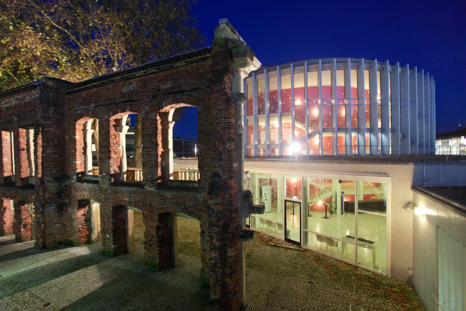 Das 1956 eröffnete Theater Münster neben der Fassadenruine des Romberger Hofs