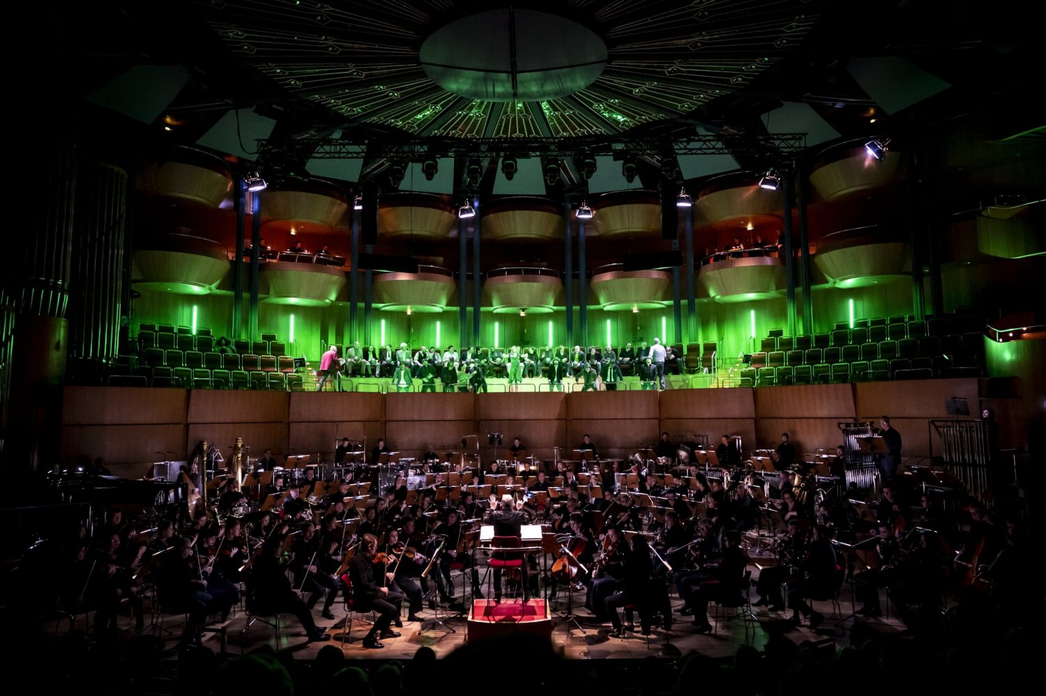 Blick in die Kölner Philharmonie auf Orchester und Bühne