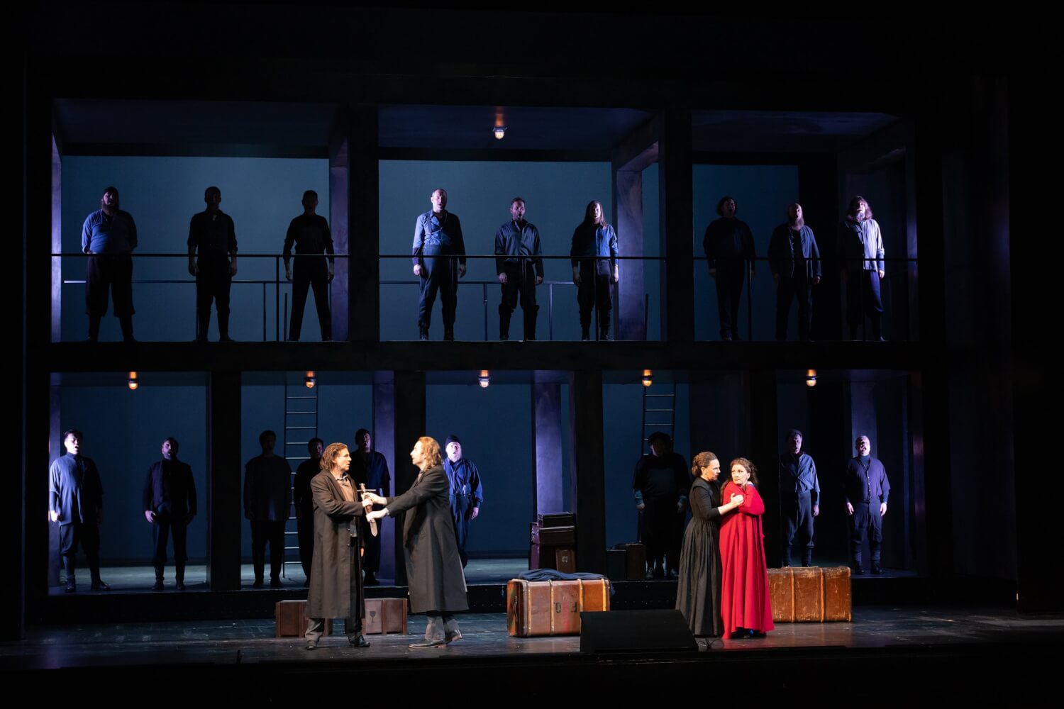 Tilmann Unger (Tristan), Kay Stieferman (Kurwenal), Anne Schuldt (Brangäne), KS Iordanka Derilova (Isolde) und der Chor des Anhaltischen Theaters Dessau