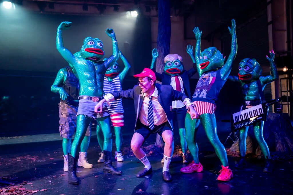 mehrere Personen in „Pepe the Frog“-Kostümen