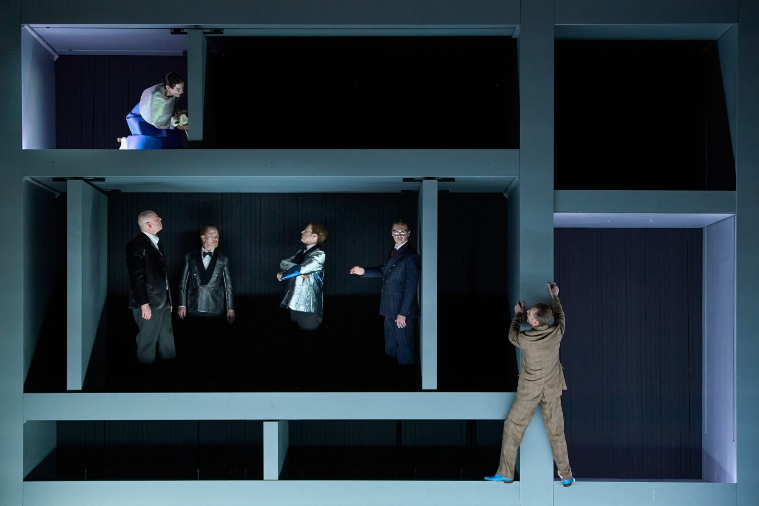 Ensembleszene aus "Der Doppelgänger" von Lucia Ronchetti, unten rechts Peter Schöne als Goljadkin.