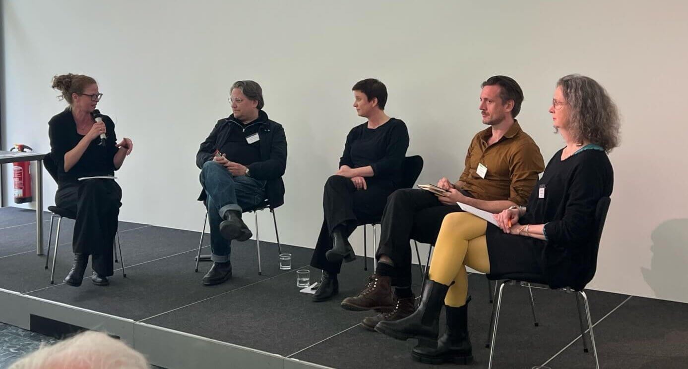 „Praxis-Panel“ zum Abschluss der Tagung mit Stephanie Metzger (Redaktionsleitung SWR2 Kultur), André Bücker (Intendant des Staatstheaters Augsburg), Janina Benduski (Programmdirektorin des Performing Arts Programm des LAFT Berlin), Johannes Lange (ensemble-netzwerk) und Claudia Schmitz (Geschäftsführende Direktorin des Deutschen Bühnen­vereins)