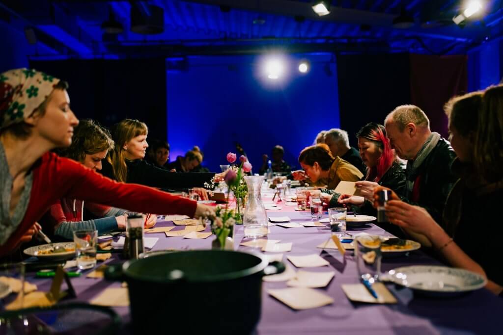 Menschen sitzen an einem Tisch