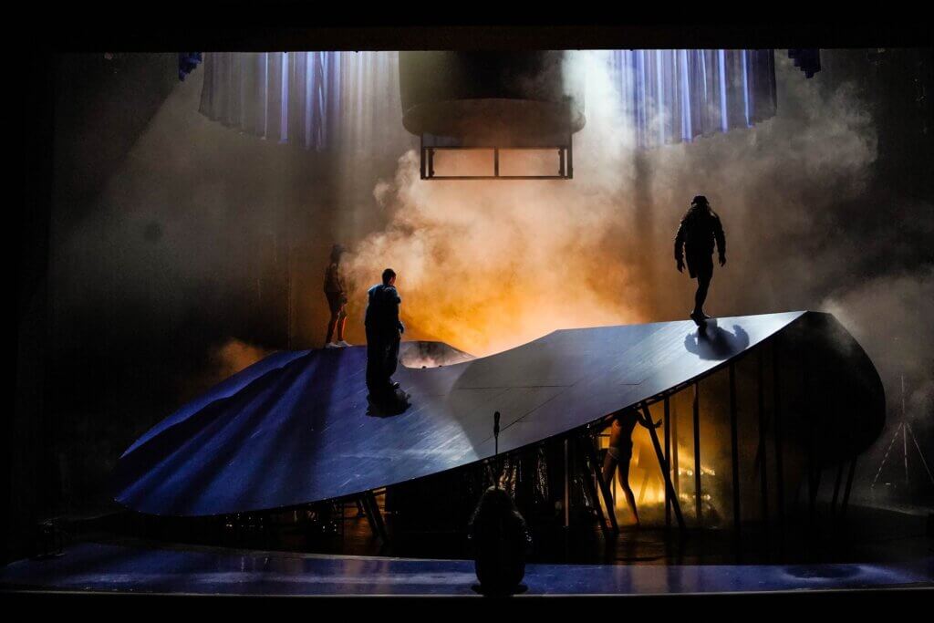 eine beleuchtete Bühne mit Nebel