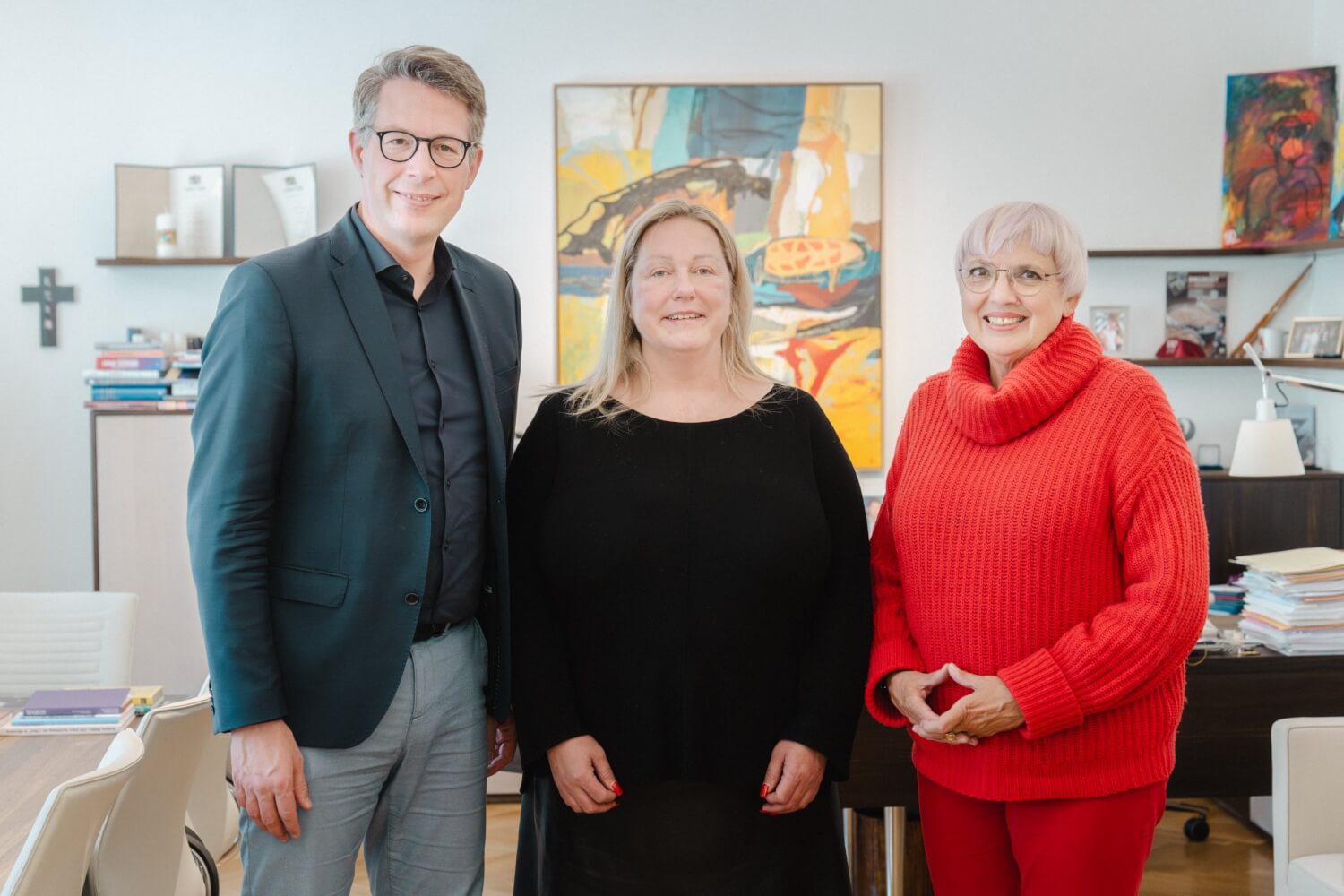 Bayerns Kunstminister Markus Blume (l.), Festspielleiterin Katharina Wagner (Mitte) und Kulturstaatsministerin Claudia Roth (r.) im Münchner Kunstministerium.