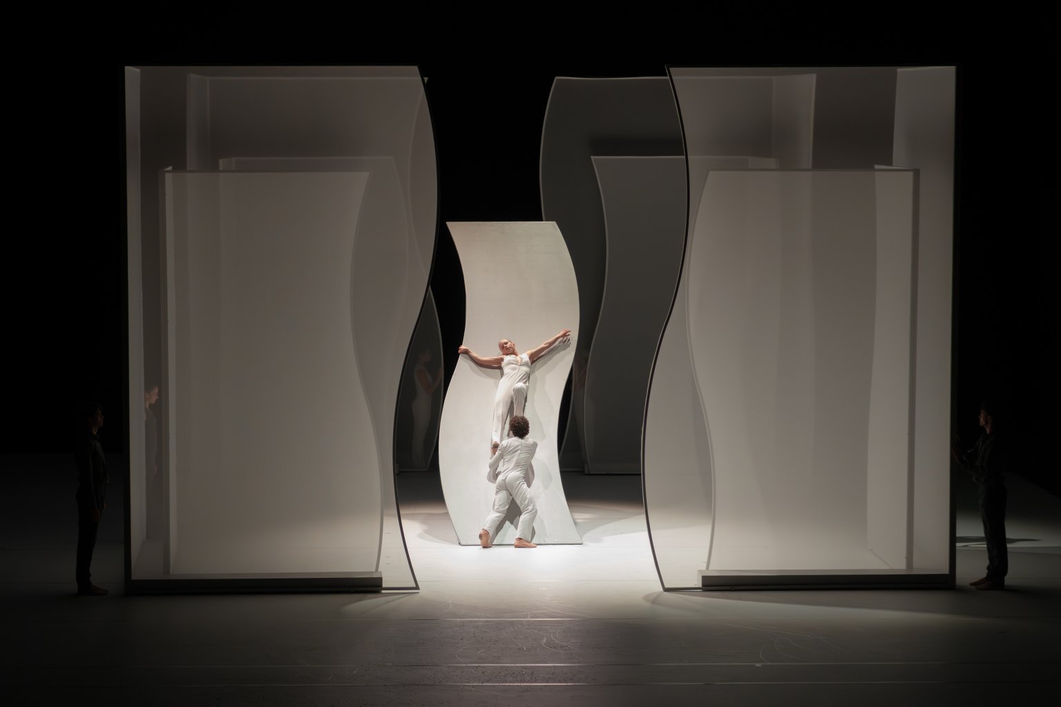 Kritik: Jean-Christophe Maillot/Sol León & Paul Lightfoot: Les Noces ...