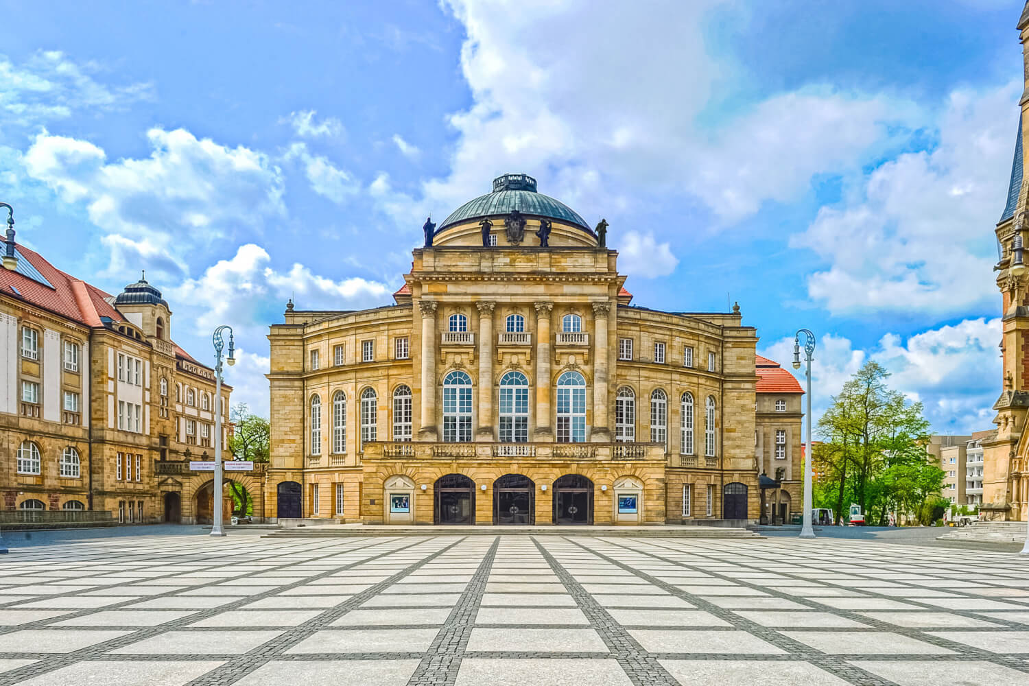 Opernhaus Chemnitz Man sieht den Blick vom Theaterplatz auf das Opernhaus des Theaters Chemnitz.