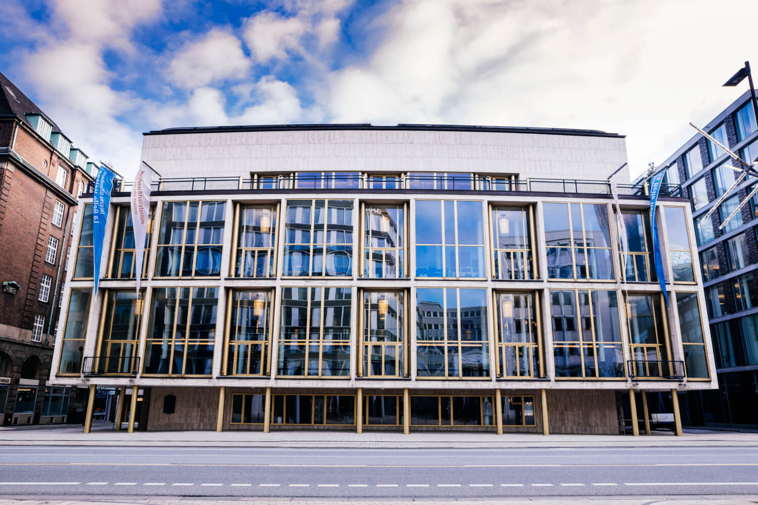 Staatsoper Hamburg_Niklas Marc Heinecke Man sieht die Frontfassade der Staatsoper Hamburg