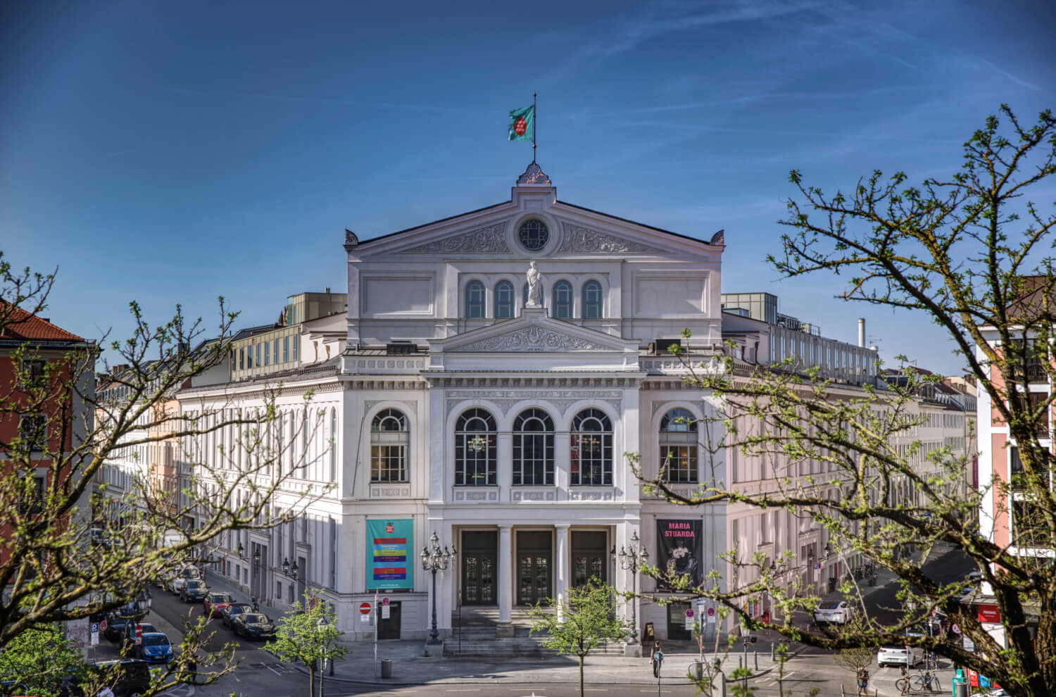 Gärtnerplatztheater München_Christian POGO Zach Man sieht das Gärtnerplatztheater in München bei Sonnenschein.