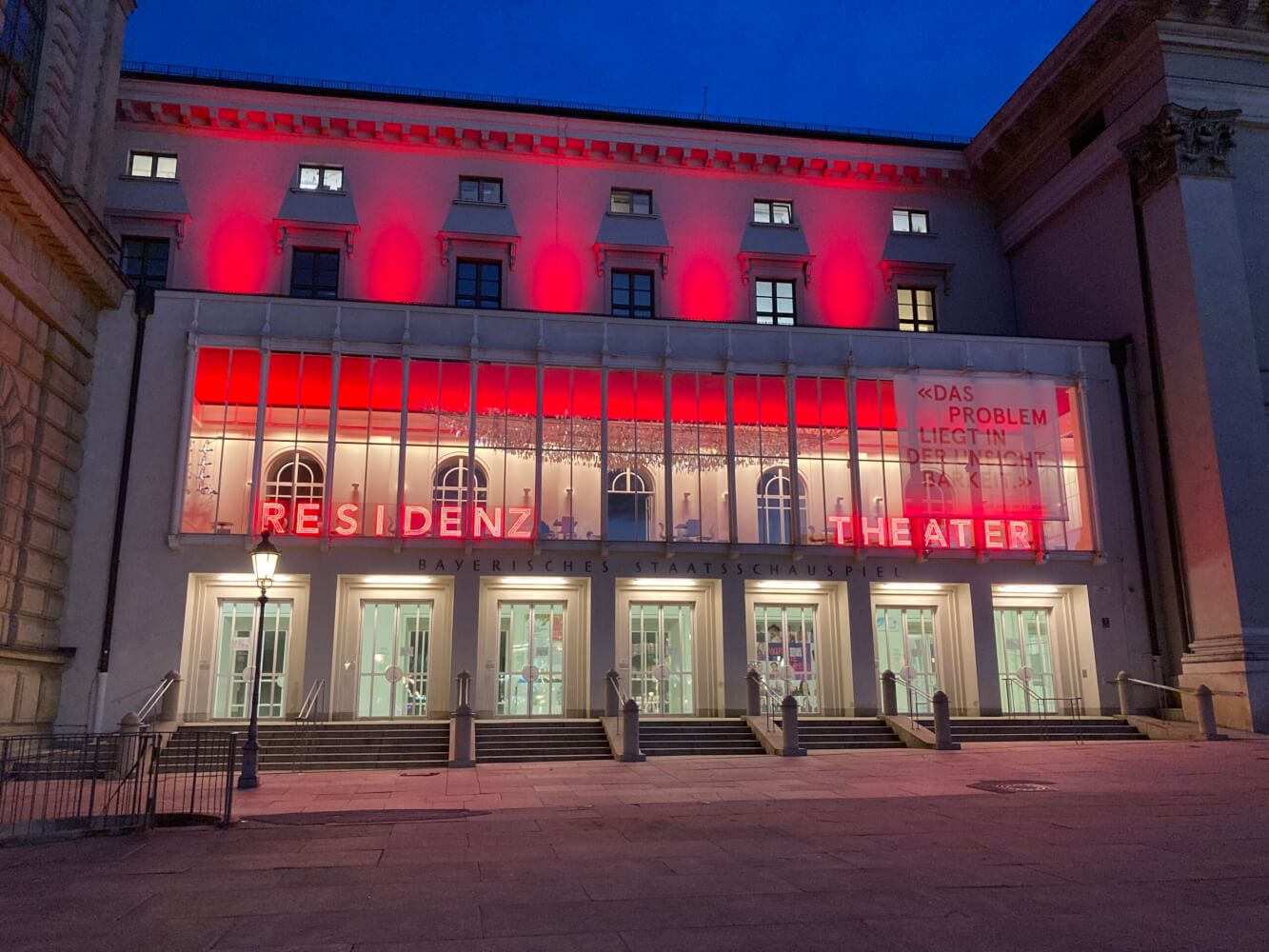Zu sehen ist das Residenztheater München am Max-Joseph-Platz.