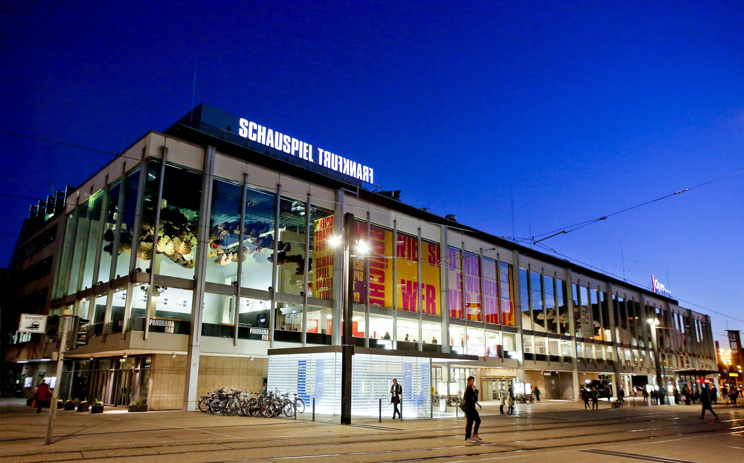 Schauspiel Frankfurt_Außenansicht_c_birgit_hupfeld Zu sehen ist das Schauspiel Frankfurt in der Abenddämmerung.