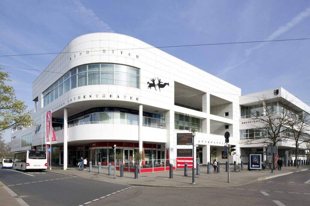 Rheinisches_Landestheater_Neuss_c_Marco Piecuch Man sieht das Rheinische Landestheater Neuss bei Tag.