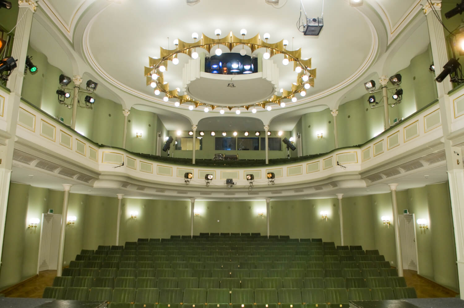 Eduard-von-Winterstein-Theater Annaberg-Buchholz_Zuschauerraum_c_Dieter-Knoblauch Zu sehen ist der Zuschauerraum des Eduard-von-Winterstein-Theater Annaberg-Buchholz