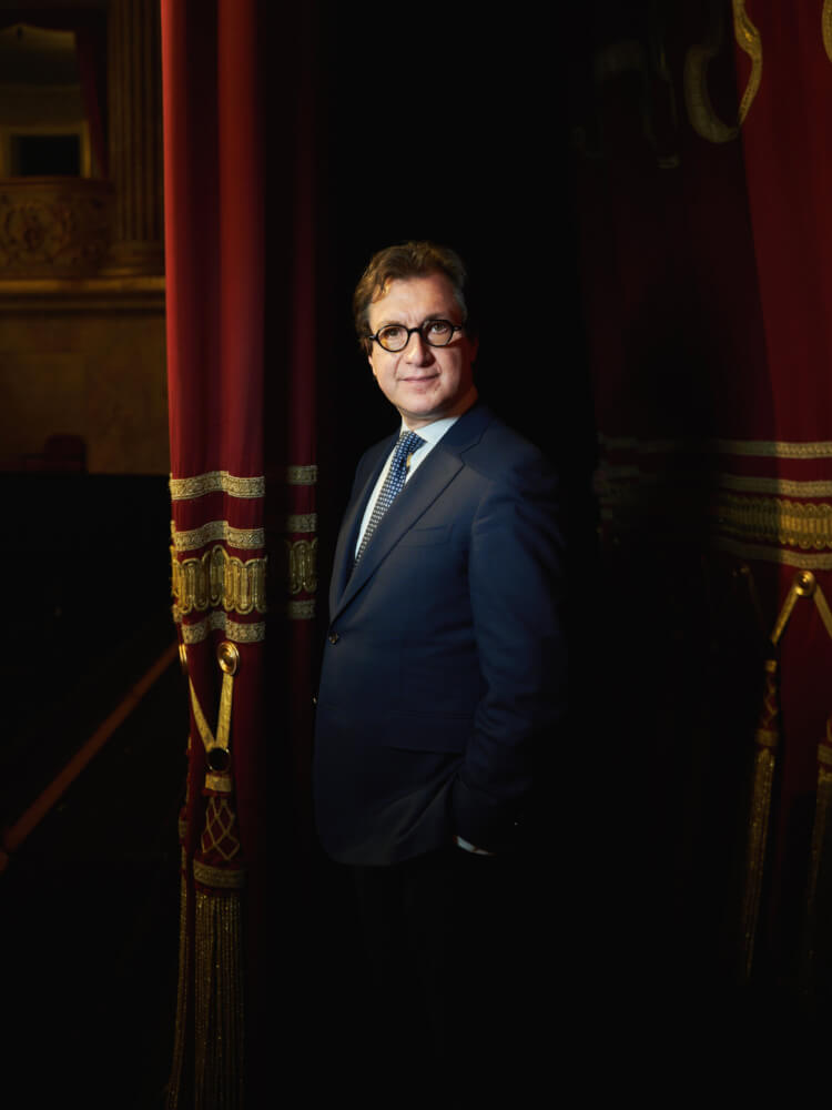 Zu sehen ist Serge Dorny, Staatsintendant der Bayerischen Staatsoper München