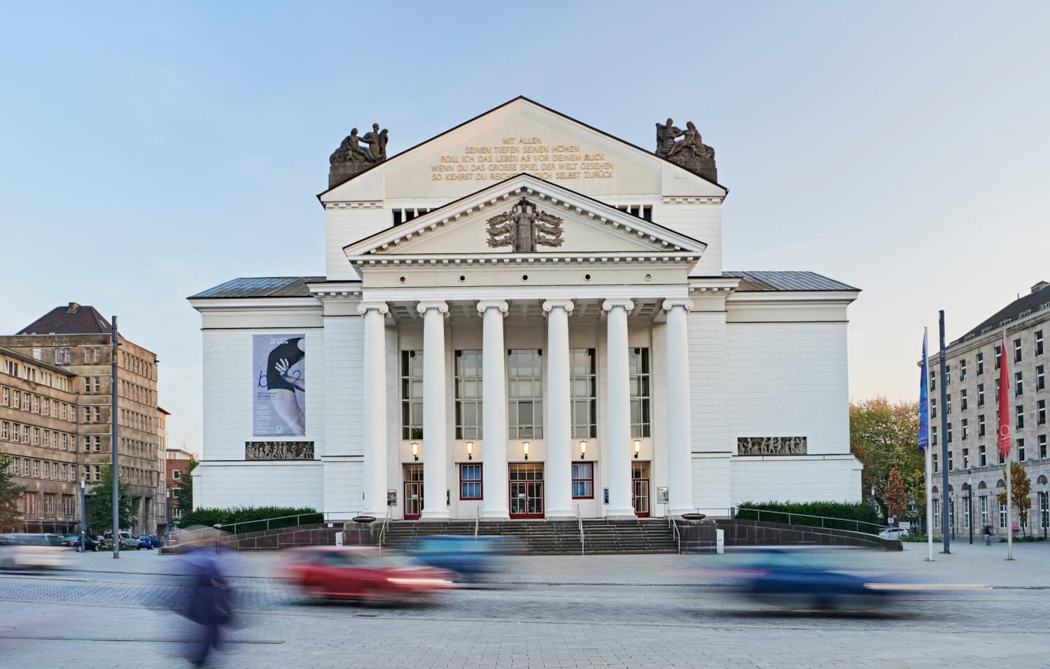 Zu sehen ist das Gebäude des Theater Duisburg, das zur Deutschen Oper am Rhein gehört.