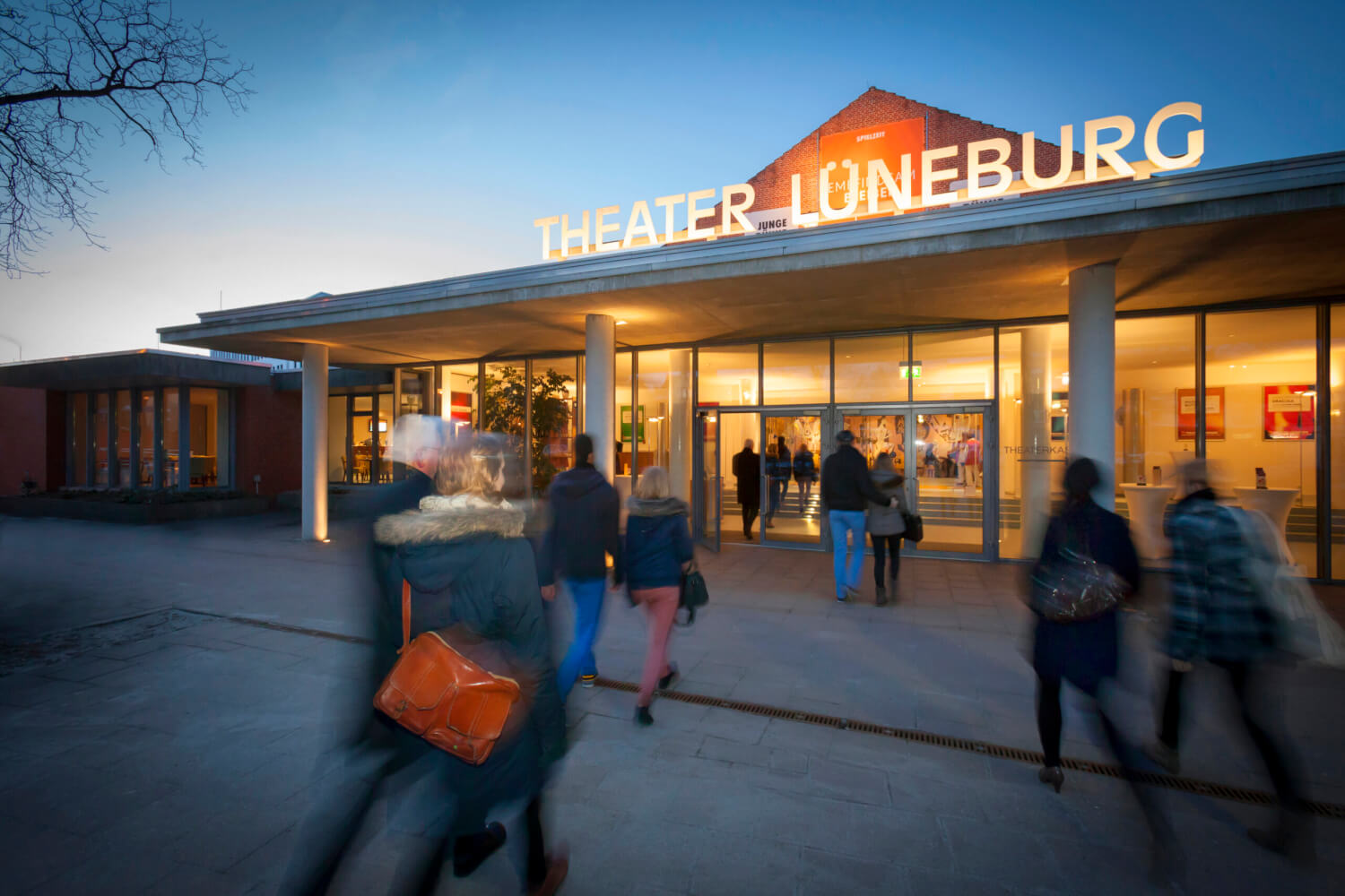 Theater Lüneburg_Haus_außen_c_Dan Hannen Man sieht den Eingang des Theater Lüneburg in der Dämmerung
