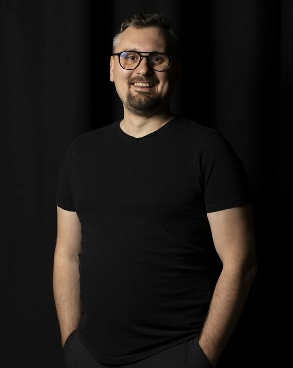 Zu sehen ist Mikhel Seeder_Intendant tjg. theater junge generation in Dresden