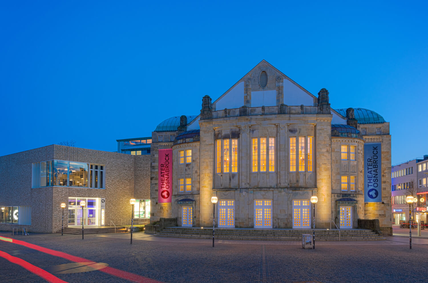 Osnabrueck_Gebaeude_c_Stephan Glagla Die Außenseite des Theater Osnabrück am Abend.
