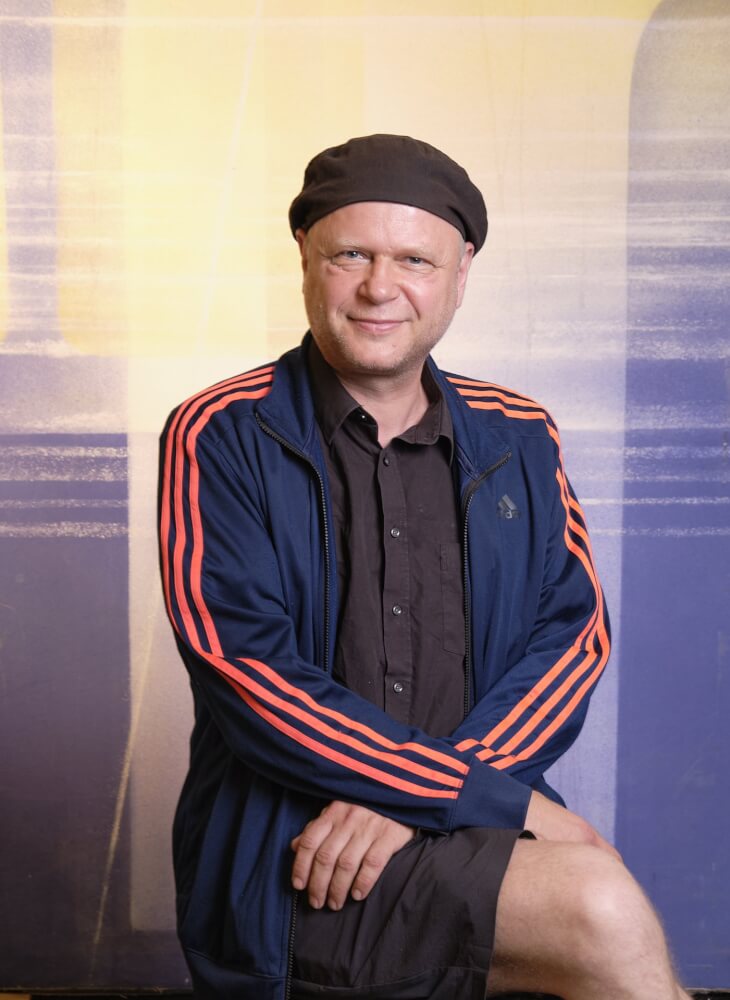 Zu sehen ist Philipp Harpain, Leiter des Grips Theater Berlin