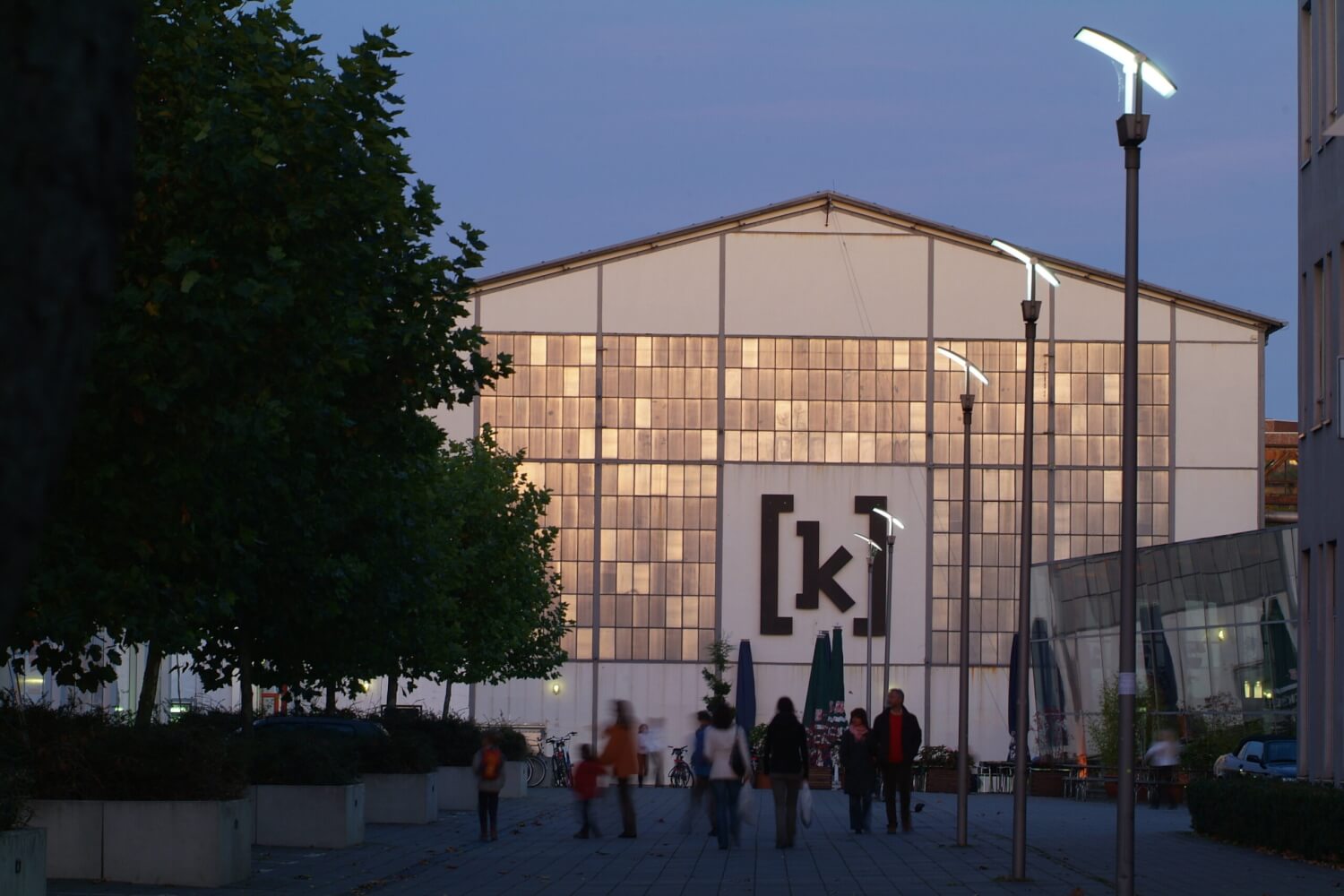 Kampnagel-außen-cFrederik-Röh Man sieht das Gebäude von Kampnagel in der Dämmerung.
