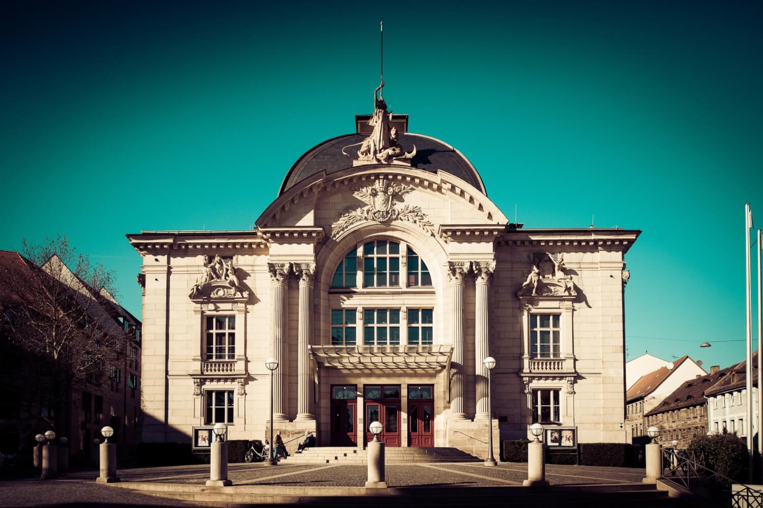 Man sieht den Haupteingang und die Außenfassade des Stadttheater Fürth