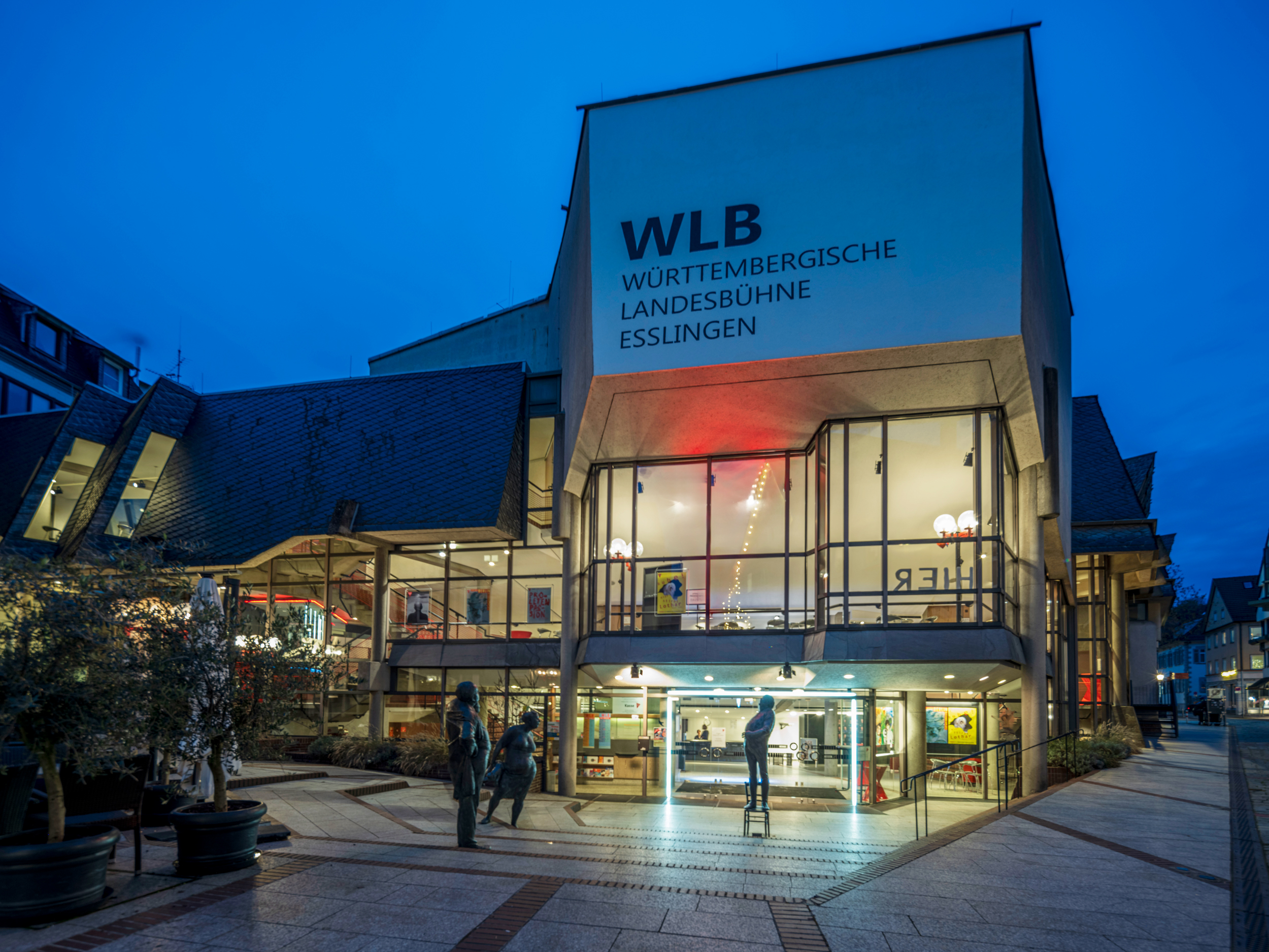 Württembergische Landesbühne Esslingen_Außenansicht Zu sehen ist die Württembergische Landesbühne Esslingen am Abend