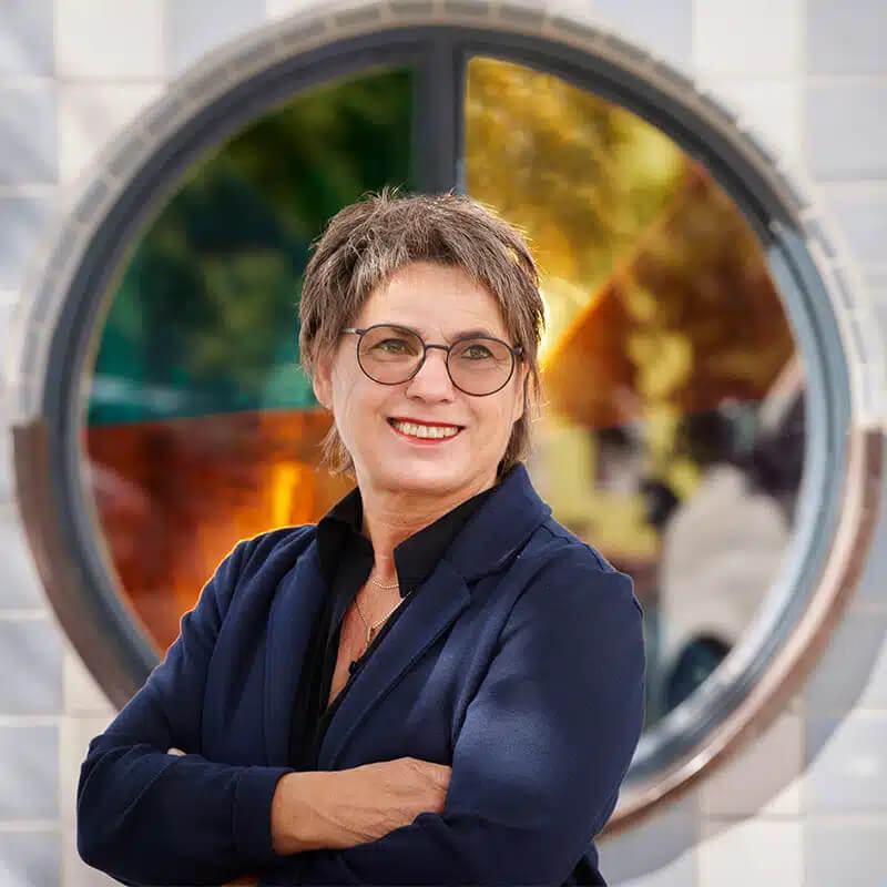 Zu sehen ist Andrea Maria Erl, künstlerische Leiterin des Theater Mummpitz