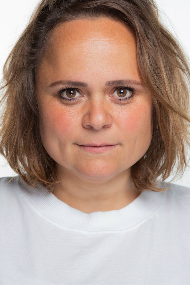 Zu sehen ist Ayla Yeginer, künstlerische Leiterin des Ernst Deutsch Theaters