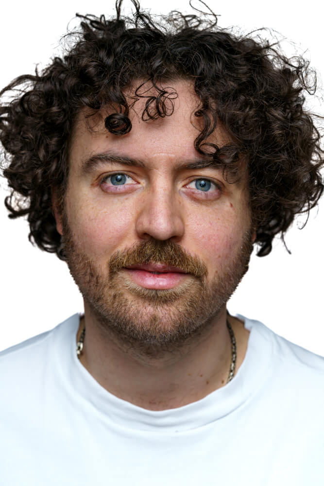 Man sieht Daniel Schütter, künstlerischer Leiter Ernst Deutsch Theater