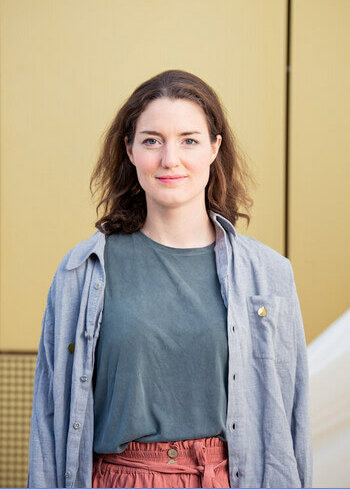 Zu sehen ist Elisa Merkens, künstlerische Leiterin des Theater Pfütze