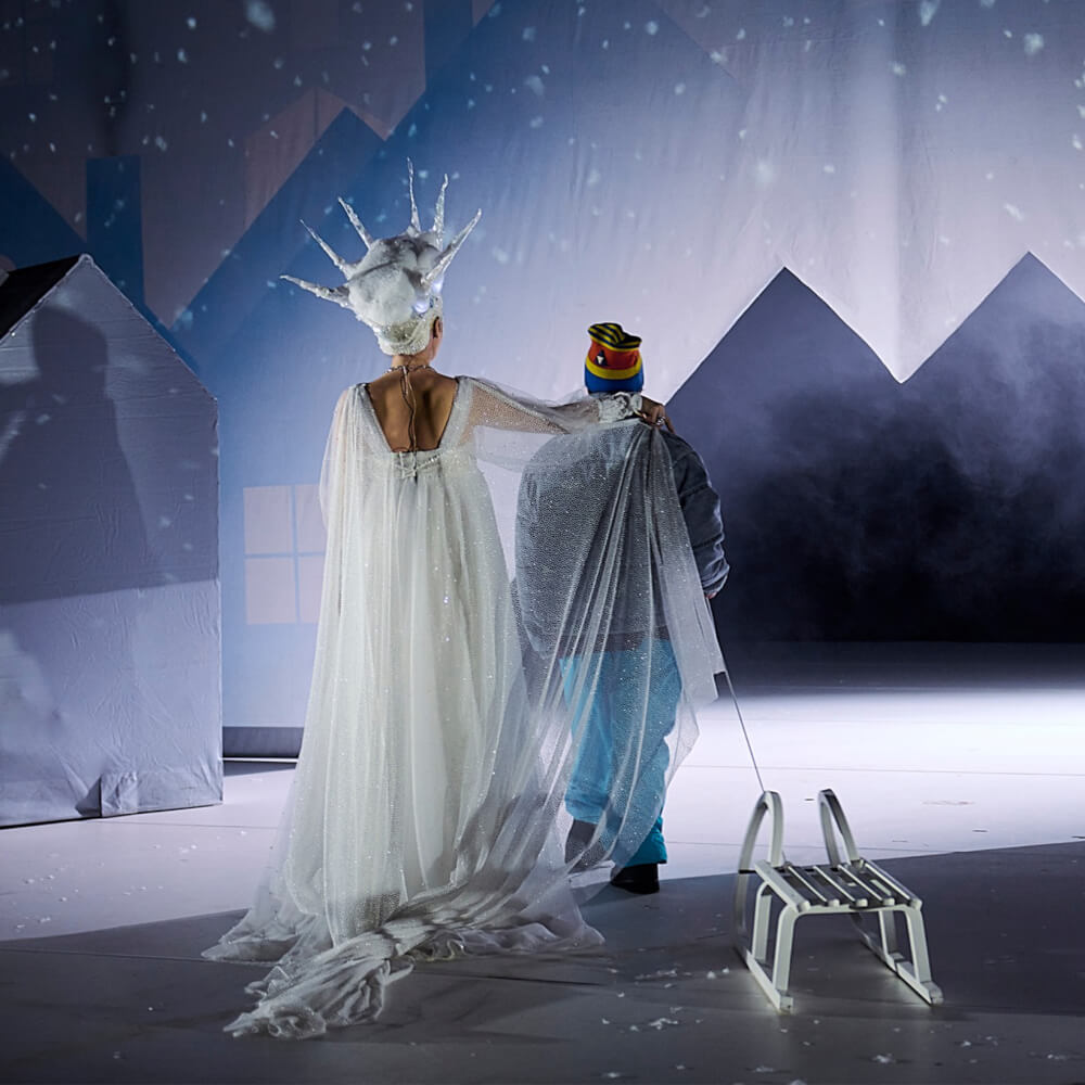 Julia Meier (Schneekönigin) und Aline Blum (Kay) in „Die Schneekönigin“ am Schauspiel Wuppertal