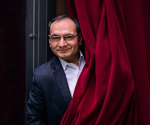 Man sieht Marius Adam, Intendant des Allee Theaters in Hamburg