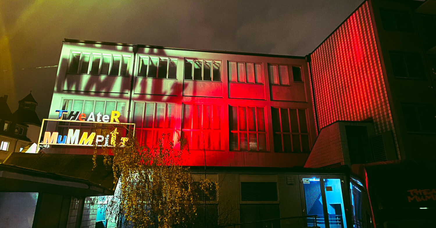 Theater Mummpitz_Kachelbau in rot Zu sehen ist das Theater Mummpitz rot angeleuchtet bei Nacht