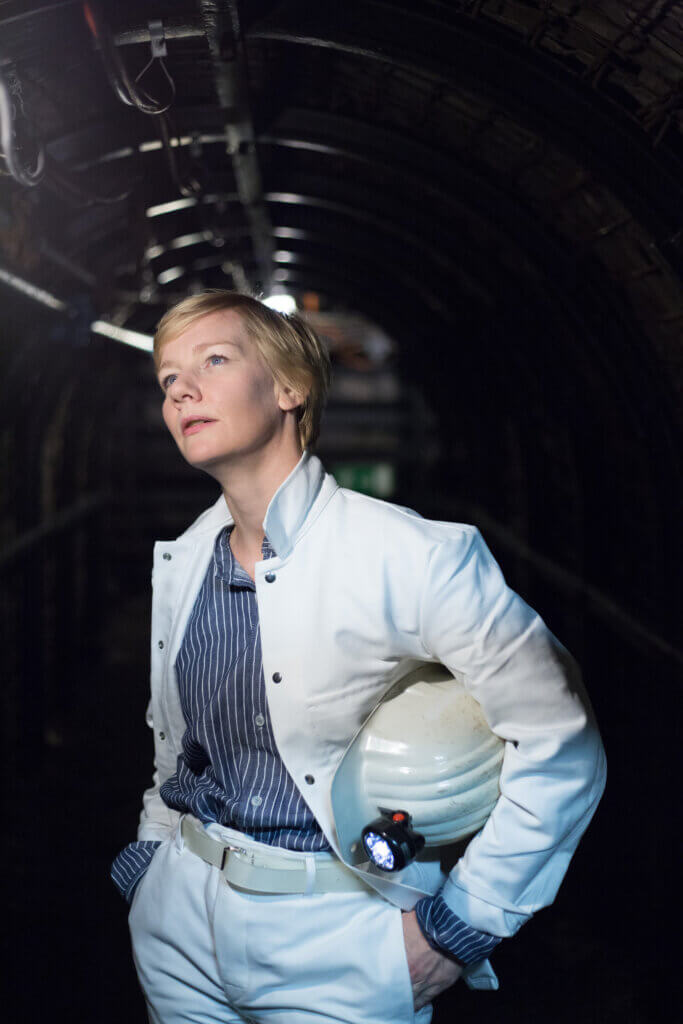 Sandra Hüller mit weißer Jacke