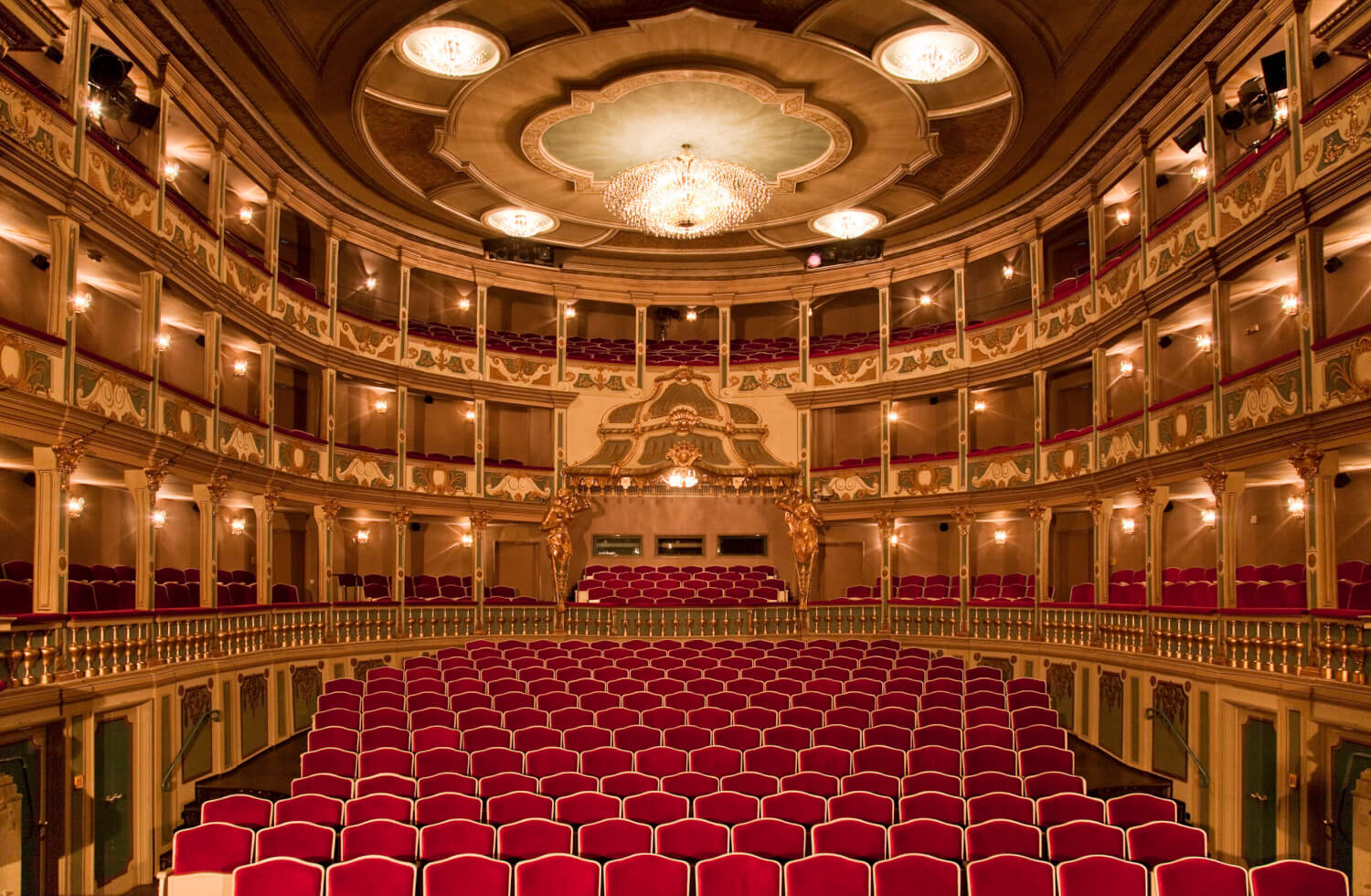 Man sieht den Zuschauerraum des Markgrafentheaters in Erlangen.