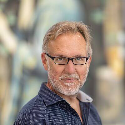 Zu sehen ist Peter Hilton Fliegel, Leiter des Schauspiel am Stadttheater Bremerhaven.