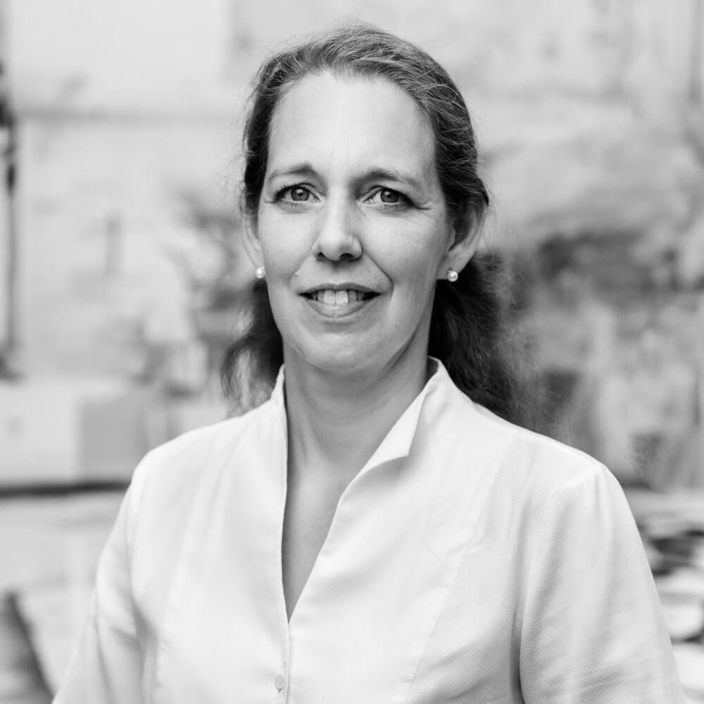Zu sehen ist ein schwarz-weiß Porträt von Sandra Hinz, Geschäftsführerin des Deutschen Theater Göttingen.